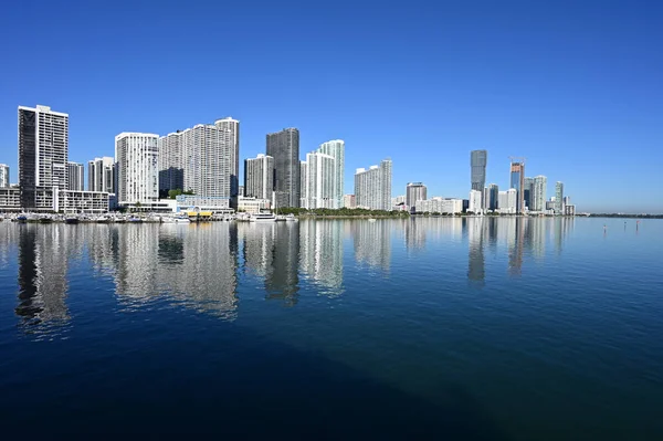 Torres residenciales frente al mar reflejadas en Biscayne Bay en Miami, Florida. —  Fotos de Stock