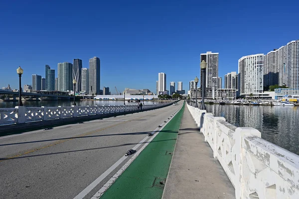 Venetian Causeway zwischen Miami und Miami Beach an einem ruhigen, klaren Wintermorgen. — Stockfoto