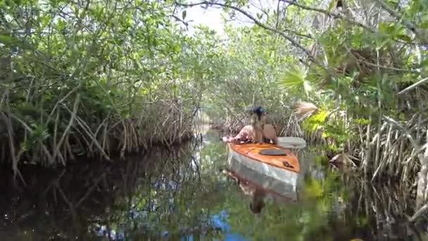Ung kvinna kajakpaddling på Nio Mile Pond i Everglades nationalpark 4K. — Stockvideo