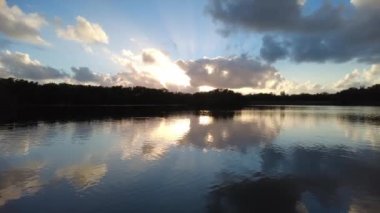 Öğleden sonra Florida, Everglades Ulusal Parkı 'ndaki Paurotis Pond' da kayak yaparken..
