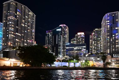 Brickell Şehir Merkezi ve geceleri Miami Nehri 'ndeki binalar.