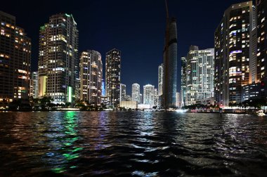 Miami Nehri girişi ve geceleri çevresindeki kuleler..