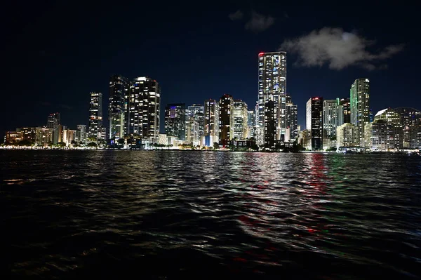 Ciudad de Miami, Florida skyline reflejado en Biscayne Bay por la noche. —  Fotos de Stock