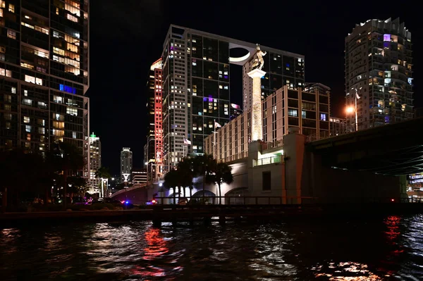 Entrada al río Miami y torres residenciales circundantes por la noche. —  Fotos de Stock