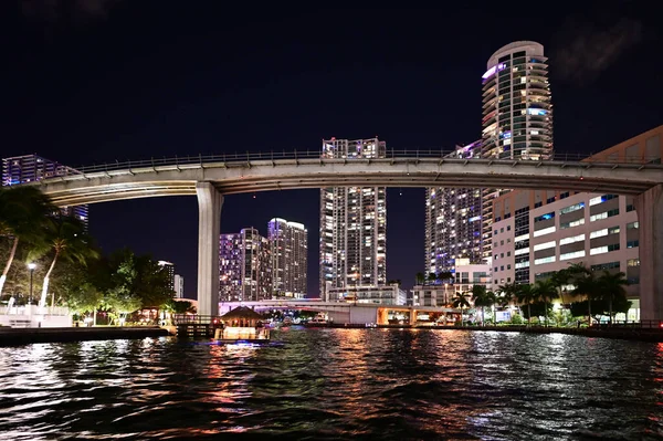 Jasně osvětlené budovy řeky Miami se v noci odrážely ve vodě. — Stock fotografie