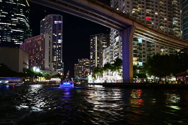 밤에는 물 속에 환하게 빛나는 마이애미 강의 밝은 건물들 이 모습을 드러냈다. — 스톡 사진