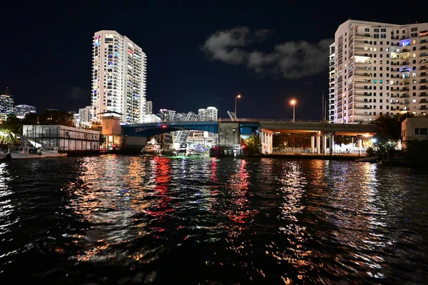 밤에는 물 속에 환하게 빛나는 마이애미 강의 밝은 건물들 이 모습을 드러냈다. — 스톡 사진