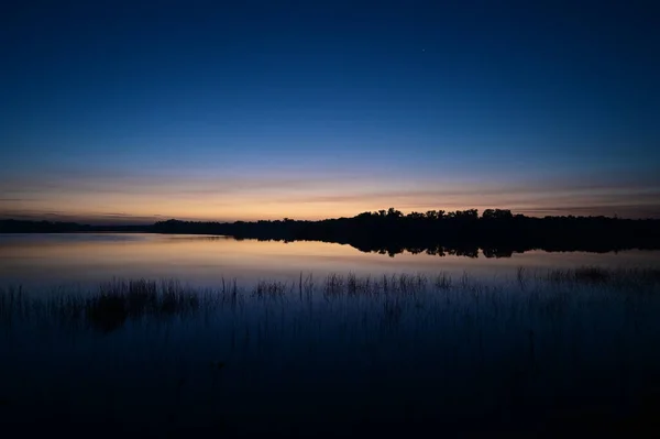 Vênus e nascer do sol sobre Nine Mile Pond no Parque Nacional Everglades, Flórida. — Fotografia de Stock
