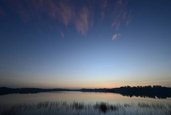 Haze de queimadura prescrita ao nascer do sol em Nine Mile Pond em Everglades. — Fotografia de Stock