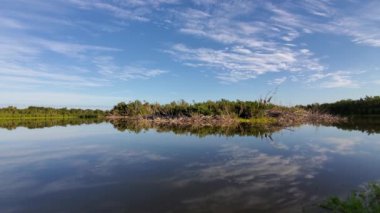 Everglades Ulusal Parkı 4K 'daki Eco Pond üzerinde Sabah Bulutları Zamanı.