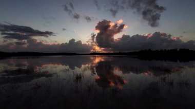 Everglades Ulusal Parkı, Florida 4K üzerinde gün doğumu bulutu zamanı.