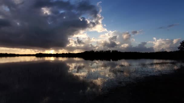 Timelapse av soluppgång molnlandskap över Everglades nationalpark, Florida 4K. — Stockvideo