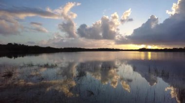 Everglades Ulusal Parkı 'ndaki Nine Mile Pond üzerinde gün doğumu, Florida 4K.