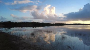 Everglades Ulusal Parkı 'ndaki Nine Mile Pond üzerinde gün doğumu, Florida 4K.