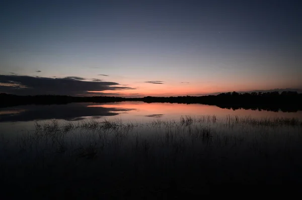 Nascer do sol colorido sobre Nine Mile Pond em Everglades National Park, Flórida. — Fotografia de Stock