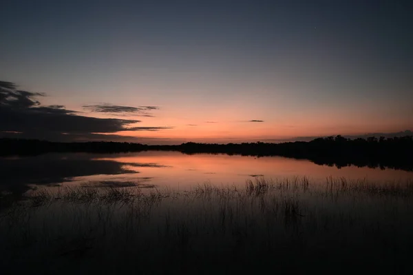 Lever de soleil coloré sur l'étang Nine Mile dans le parc national des Everglades, Floride. — Photo