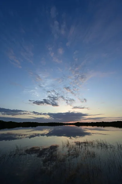 Színes napkelte felett Kilenc Mérföld tó Everglades Nemzeti Park, Florida. — Stock Fotó