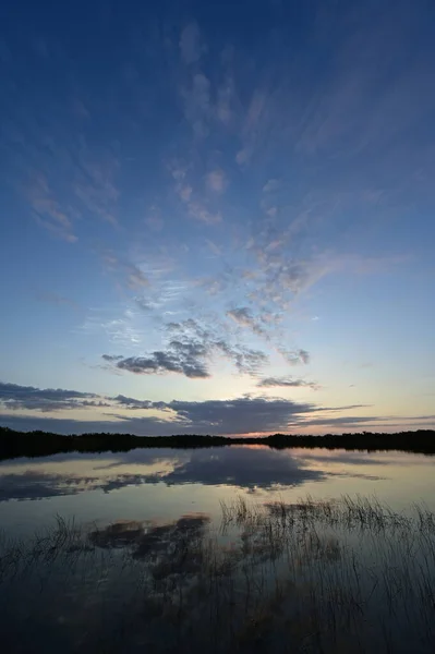 Lever de soleil coloré sur l'étang Nine Mile dans le parc national des Everglades, Floride. — Photo