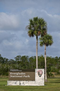 Everglades Ulusal Parkı, Ernest Coe Ziyaretçi Merkezi 'nin ana park girişini imzaladı..