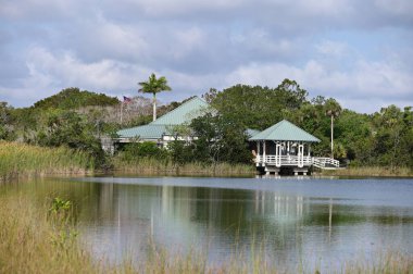 Florida Everglades Ulusal Parkı 'ndaki Ernest F Coe Ziyaretçi Merkezi.