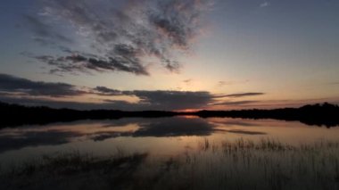 Everglades Ulusal Parkı 'ndaki Nine Mile Pond üzerinde renkli gündoğumunun zamanı.