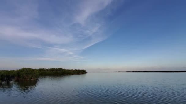 Az Everglades-i West Lake feletti nagy magasságú felhők időzítése naplementekor 4K. — Stock videók