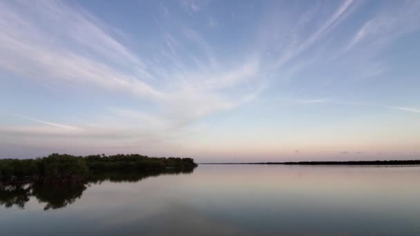 Timelapse de nuvens de alta altitude sobre West Lake em Everglades ao pôr-do-sol 4K. — Vídeo de Stock