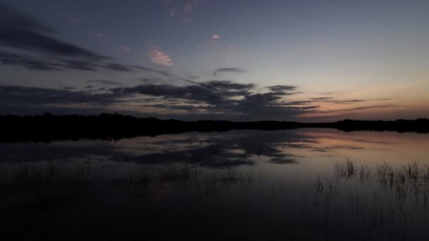 Včasný východ slunce nad rybníkem Nine Mile v národním parku Everglades. — Stock video