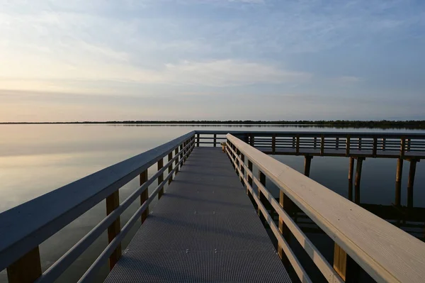 Boardwalk on West Lake in Everglades National Park, Florida at sunrise. — Stock Photo, Image