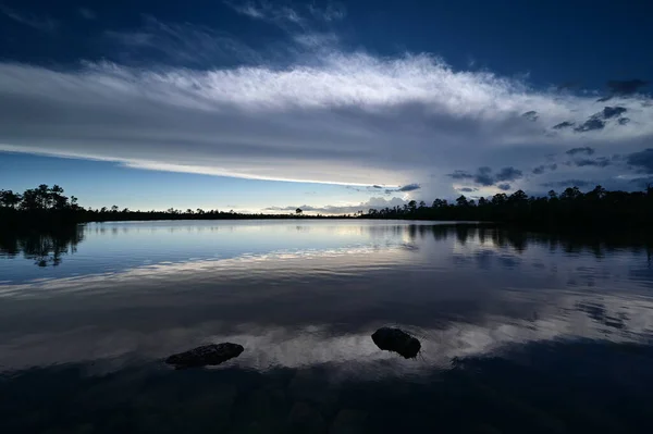 Αργά το απόγευμα cloudscape πάνω από τη λίμνη Pine Glades στο Εθνικό Πάρκο Everglades. — Φωτογραφία Αρχείου