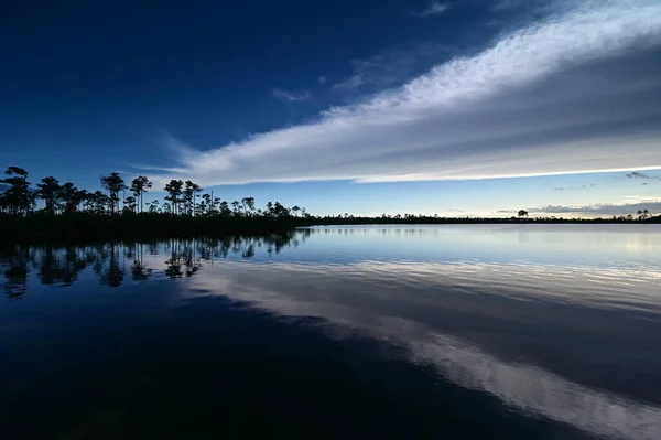 Paysage nuageux tardif de l'après-midi sur le lac Pine Glades dans le parc national des Everglades. — Photo
