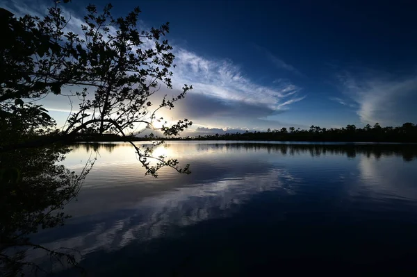 Αργά το απόγευμα cloudscape πάνω από τη λίμνη Pine Glades στο Εθνικό Πάρκο Everglades. — Φωτογραφία Αρχείου