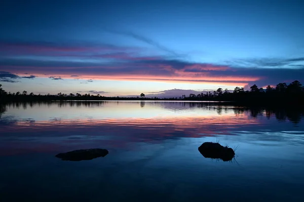 Colorato paesaggio nuvoloso tramonto sul lago Pino Glades nel Parco Nazionale delle Everglades. — Foto Stock