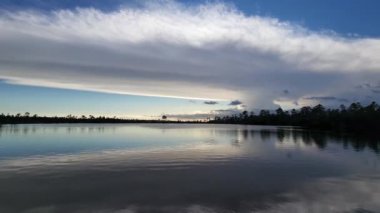 Everglades 4K 'daki Pine Glades Gölü üzerinde öğleden sonra bulutlu hava akımı.