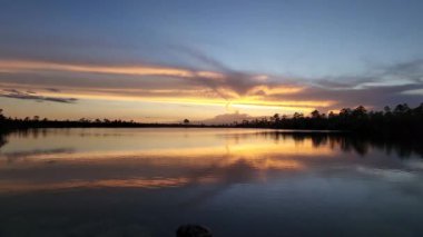 Everglades 'teki Pine Glades Gölü üzerinde renkli günbatımı bulutları.