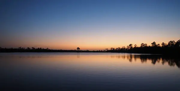 Crepúsculo sobre Pine Glades Lake em Everglades National Park, Florida. — Fotografia de Stock