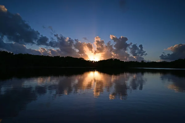Nuvens Coloridas Pôr Sol Refletidas Água Calma Lagoa Paurotis Parque — Fotografia de Stock