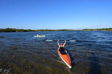 Everglades Ulusal Parkı 'ndaki Nine Mile Pond' da güneşli bir nisan öğleden sonra kayak yapan kadın ve son sınıf öğrencisi..
