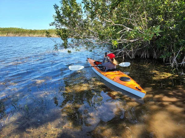 フロリダ州エバーグレーズ国立公園の9マイル池での女性カヤック晴れた4月の午後 — ストック写真