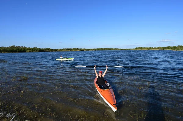 Mulher Caiaque Sênior Ativo Nine Mile Pond Parque Nacional Everglades — Fotografia de Stock