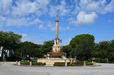 Coral Gables, Florida - 14 Mayıs 2022 - Güneşli Mayıs sabahı DeSoto Plaza ve Fountain.