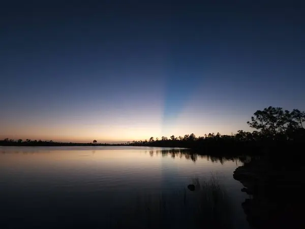 Los Rayos Del Sol Crepúsculo Sobre Lago Pine Glades Parque — Foto de Stock