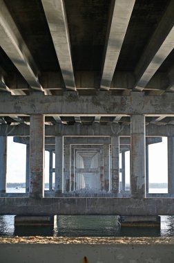 Gün doğumunda Miami ile Virginia Key, Florida arasındaki Rickenbacker Köprüsü 'nün altının detayları.