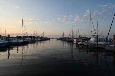 Suummer Bulutları, Coconut Grove, Miami, Florida 'daki Akşam Yemeği Key Marina' nın sakin suyuna yansıyor..