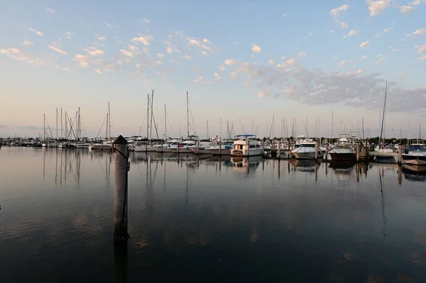 佛罗里达州迈阿密Coconut Grove晚餐重点码头平静的海水中反映出的阴霾景象 — 图库照片