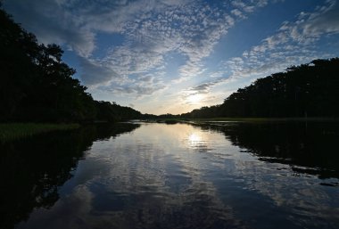 Florida, Palmdale yakınlarındaki Fisheating Creek 'te gün batımı sakin bir yaz öğleden sonra.