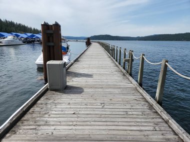 Coeur dAlene, Idaho - 17 Haziran 2022 Coeur dAlene Resort Floating Boardwalk Coeur dAlene Gölü, Idaho.
