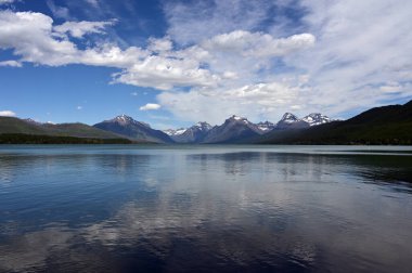 Montana 'daki Buzul Ulusal Parkı' nda McDonald Gölü üzerinde güzel bir yaz bulutu..