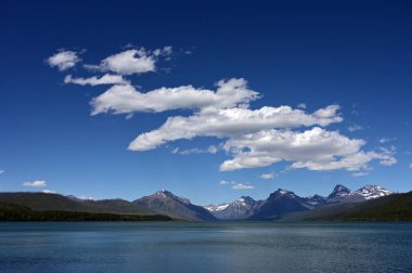 Montana 'daki Buzul Ulusal Parkı' nda McDonald Gölü üzerinde güzel bir yaz bulutu..