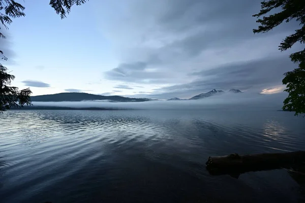 Ομίχλη Ομιχλώδης Ανατολή Πάνω Από Λίμνη Mcdonald Στο Παγετώνα Εθνικό — Φωτογραφία Αρχείου